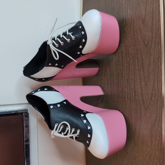 Sugar Thrillz Black and White Platforms with Pink Soles - Picture 5 of 8